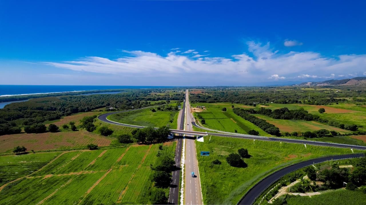 La autopista a Oaxaca, a minutos del lote