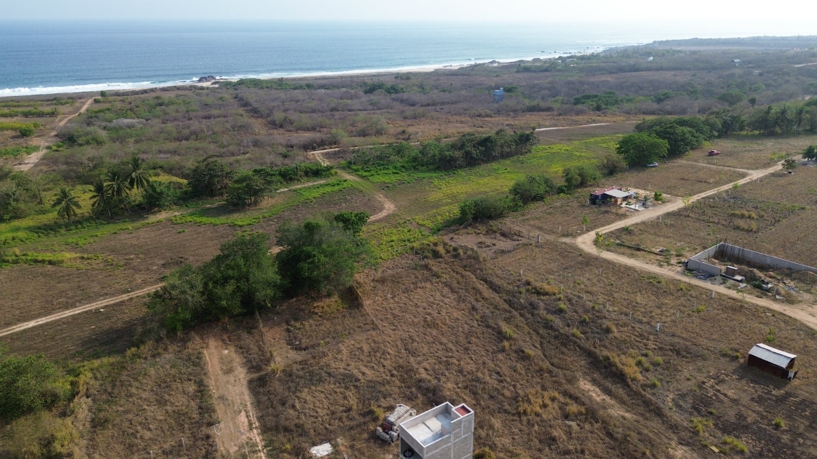 Construcciones vecinas y caminos de la zona