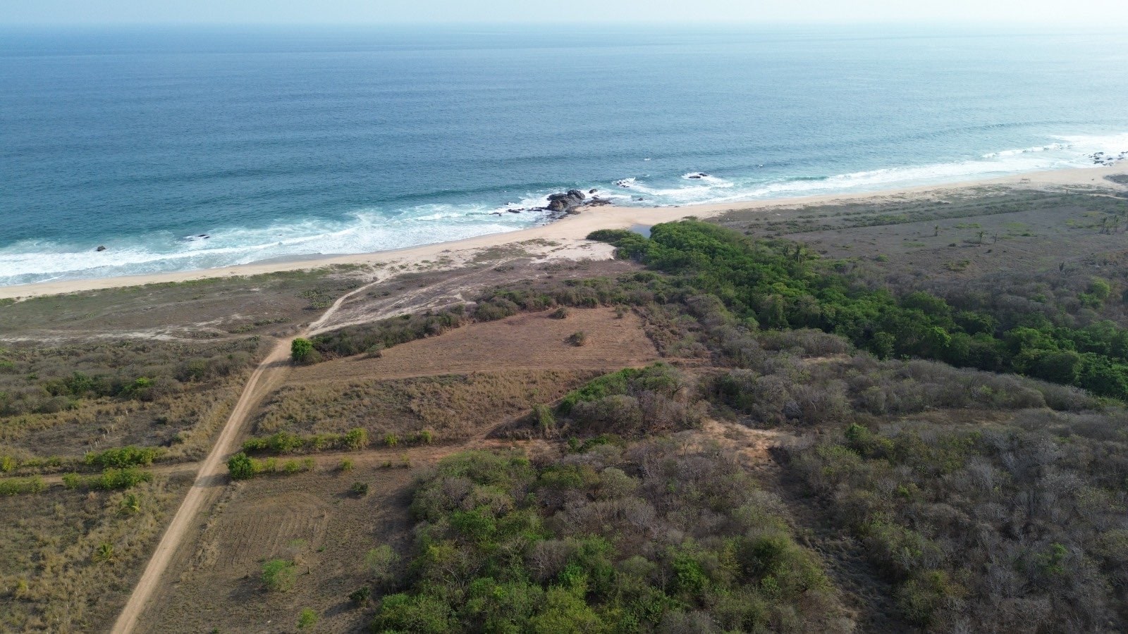 Agua Blanca desde el aire, con la playa al fondo
