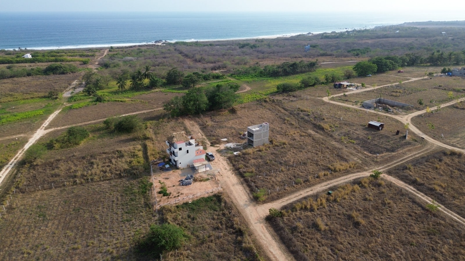 Construcciones vecinas en la misma zona