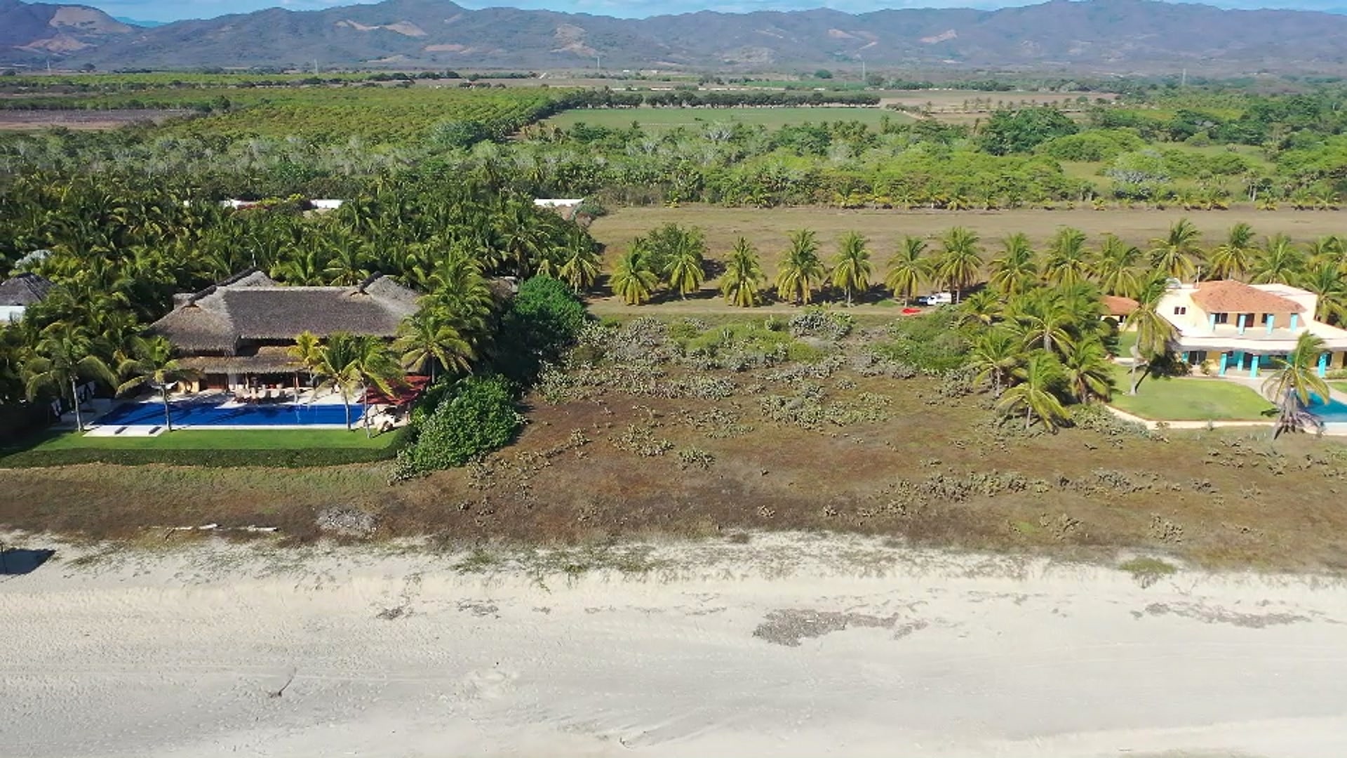 Casas sobre la misma franja frente al mar